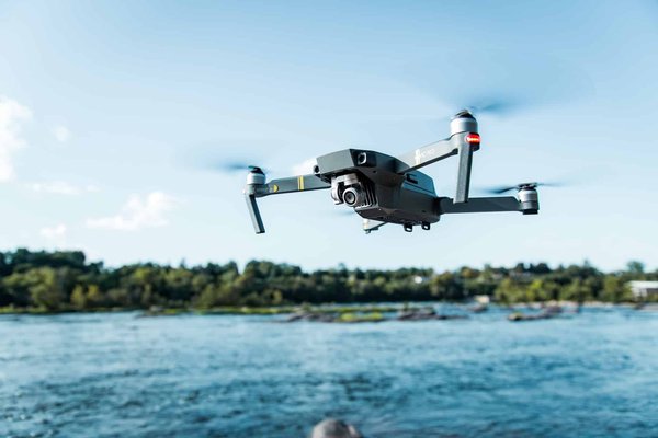 Quels sont les avantages de l'utilisation de drones pour le reboisement des zones difficilement accessibles ?